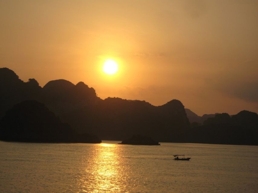 2-Day: Hanoi - Ninh Binh - Halong Bay Luxury Cruise - Sunset Party on the Cruise: Red Wine, Fruit, and a Slower Pace