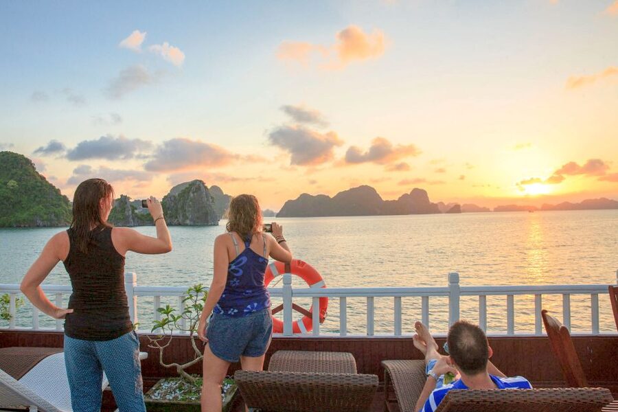 2-Day Royal Palace Ha Long Bay & Ti Top Island Cruise - Food on board: included meals, plus how the cruise handles dietary needs