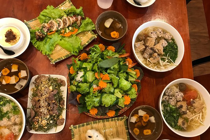 5 Traditional Dishes Hanoi Cooking Class with Market Trip - Start in the Old Quarter: Finding the Meeting Point and Setting the Pace