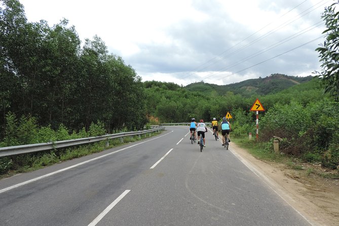 Bike from Dalat to Nha Trang - The 28 kilometer downhill: the main event, handled with support