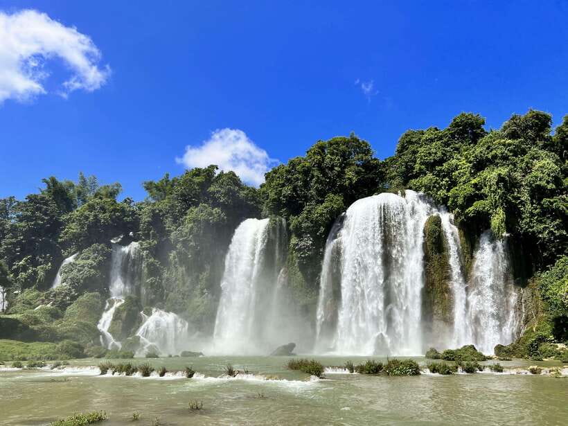 Cao Bằng: Ban Gioc Waterfall Full-Day With Local Guide - Ban Gioc Waterfall: boat closeness, splashes, and the Vietnam-China moment