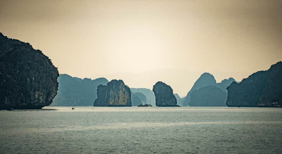 Cat Ba: Lan Ha and Ha Long Bay Boat Tour with Kayaking, Cave - Who should book Blue Swimmer Outdoors, and who should skip it