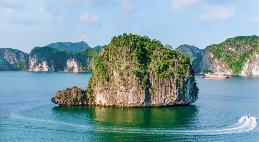 Cat Ba: Lan Ha and Ha Long Bay Boat Tour with Kayaking, Cave - From Cat Ba town to Ben Beo Pier: the day starts easy