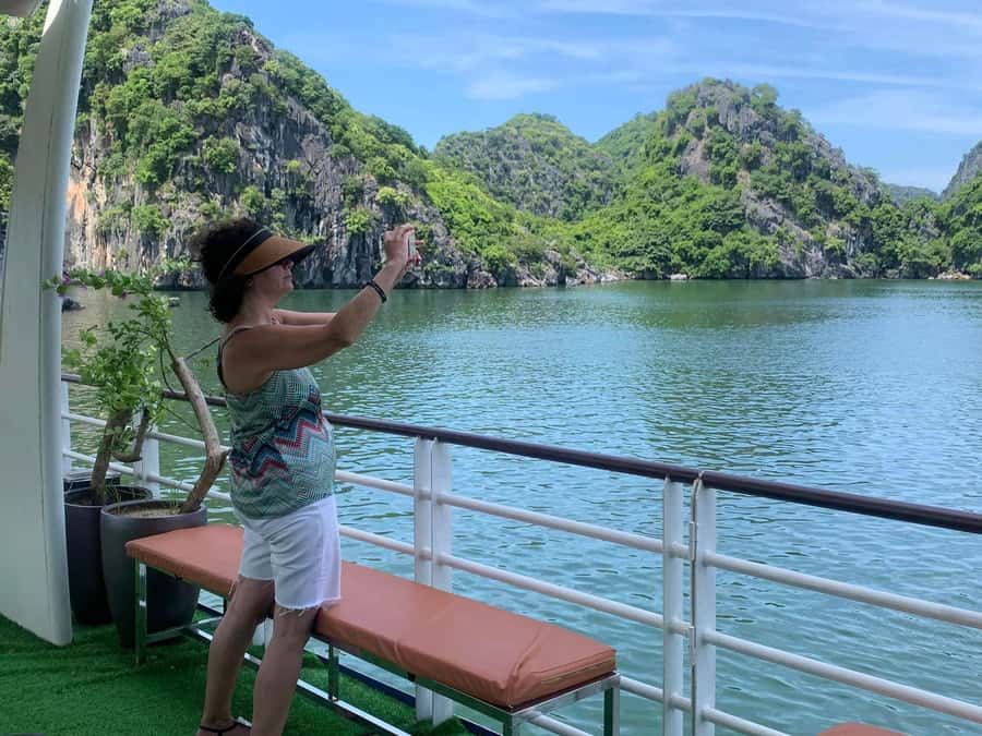 Cat Ba: Lan Ha and Ha Long Bay Boat Tour with Kayaking, Cave - Cai Beo floating village: what you’re really seeing