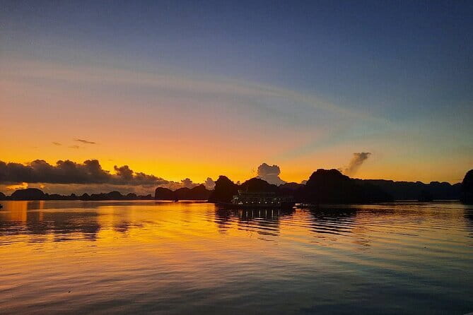 Cat Ba: Sunset & Bioluminescent Kayaking on Lan Ha Bay - Guide and group vibe, why Minh shows up in the feedback