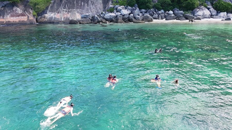 Cham Island: Underwater Walking & Snorkeling Tour - Bai Chong Beach and the seafood lunch reset