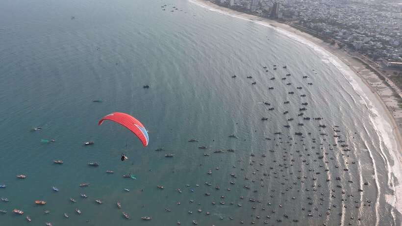 Da Nang Private paragliding experience on Monkey Mountain - The flight itself: 12 to 15 minutes of ocean, coast, and landmarks