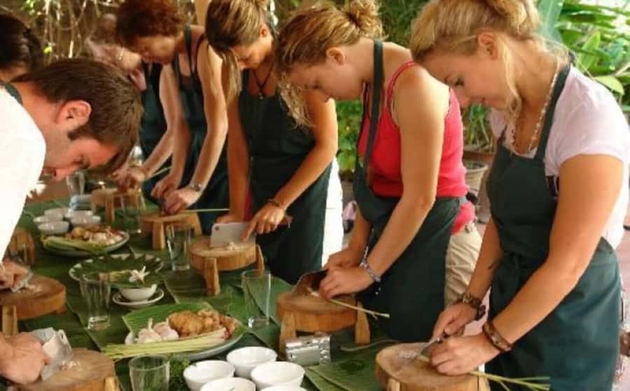 Da Nang: Traditional Cooking Class with meal in Local Family - The Hands-On Part: Fried Spring Rolls and Beef Noodles