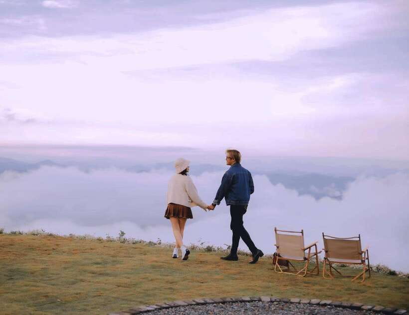 DaLat: Sunrise, Clouds, Peaceful Mornings from 4:00 to 10:00 - Loi Cua Gio cafe: Northwest-style wooden houses with a valley view