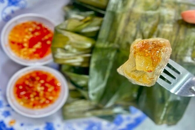 DaNang Night Foodie Tour-Sighseeing with Aodai Lady Rider Private - Stop-by-stop: the market start and why souvenirs fit the route
