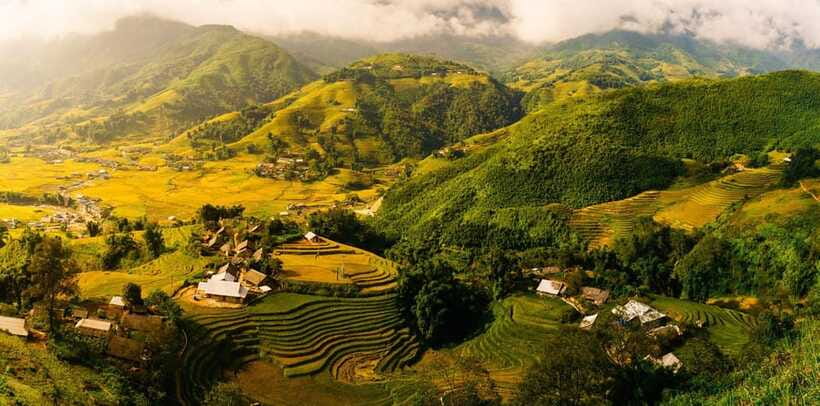 Easy Trek in Sapa mountain : Y Linh Ho - Lao Chai - Ta Van - Lunch with a local Hmong family, right after the terraces