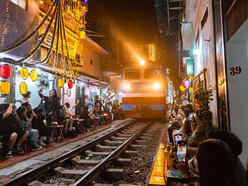(EN/JP)Private tour with a local friend & Train Street visit - Key things you should know before you go