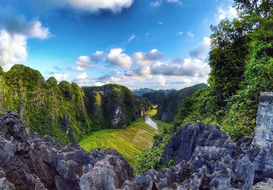 From Hanoi: 2-Day Ninh Binh Tour with Accommodation & Meals - Day 2: Van Lam market, Bich Dong pagoda, and the Tam Coc or Trang An boat