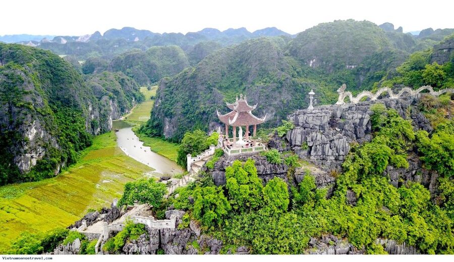 From Hanoi: 3-Day Luxury Tour Ninh Binh & Ha Long Bay Cruise - Dark and Bright Cave day: kayaking through a gate into a sea-lake world
