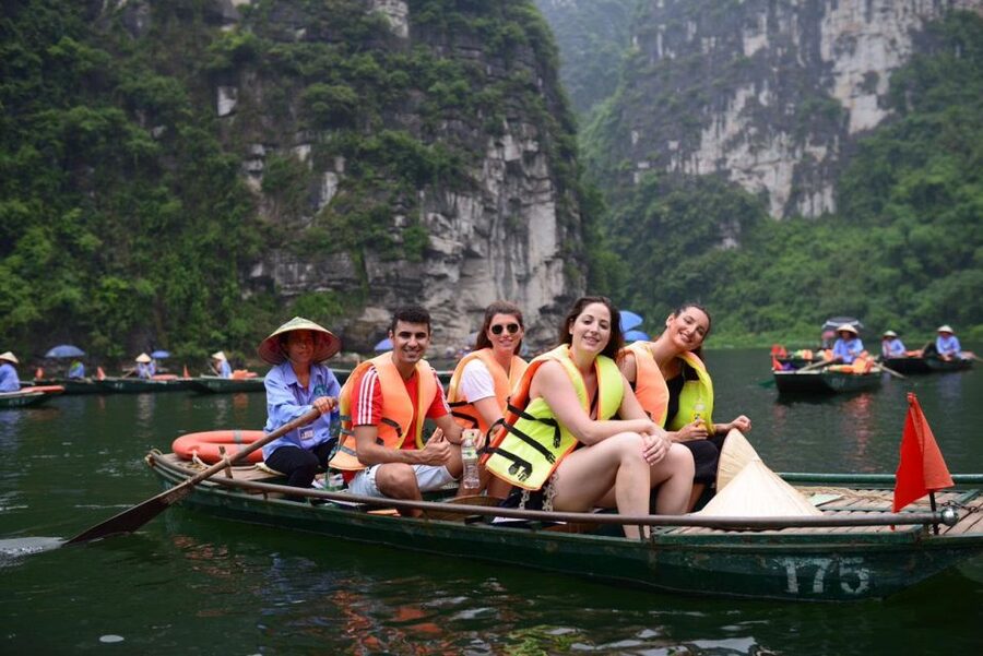 From Hanoi: 3-Day Luxury Tour Ninh Binh & Ha Long Bay Cruise - Mua Cave: 500 steps for a view worth negotiating