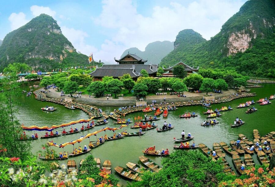 From Hanoi: Bai Dinh,Trang An and Mua Cave Trip - Mua Cave Dragon Peak: the near 500 steps and the Tam Coc view
