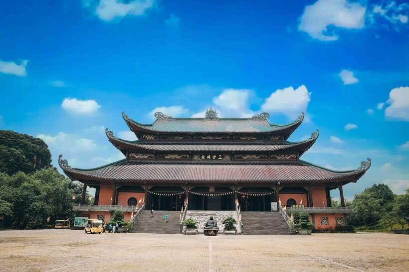 From Hanoi: Bai Dinh, Trang An Mua Cave - A Scenic Day Tour - Bai Dinh Temple Complex: Arhats, Bronze, and the 10-Meter Buddha