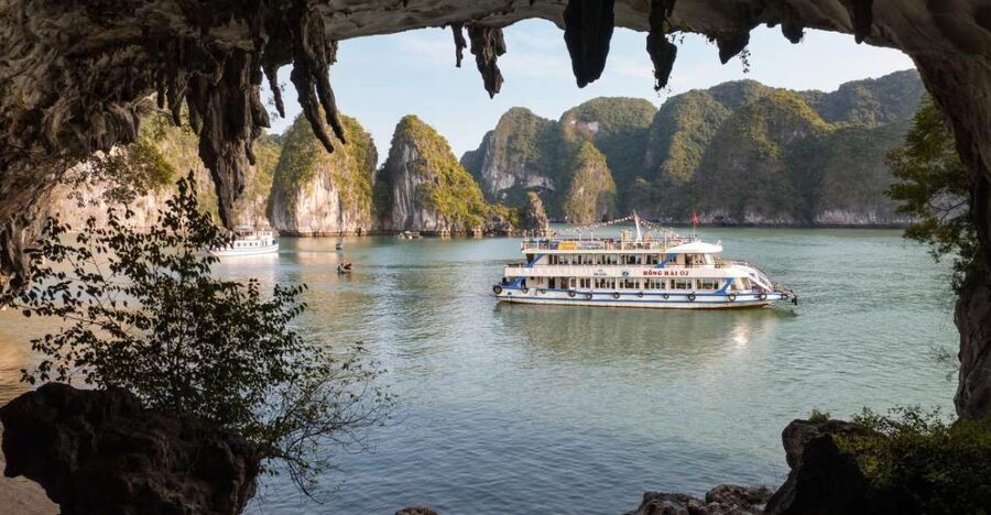 From Hanoi: Halong Bay Deluxe Cruise Day Trip - The cruise route: where the scenery does the talking