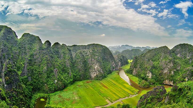 From Hanoi: Hoa Lu/Bai Dinh-Tam Coc/Trang An-Mua Cave Tours - Mua Cave and Ngoa Long Mountain: the climb that rewards you fast