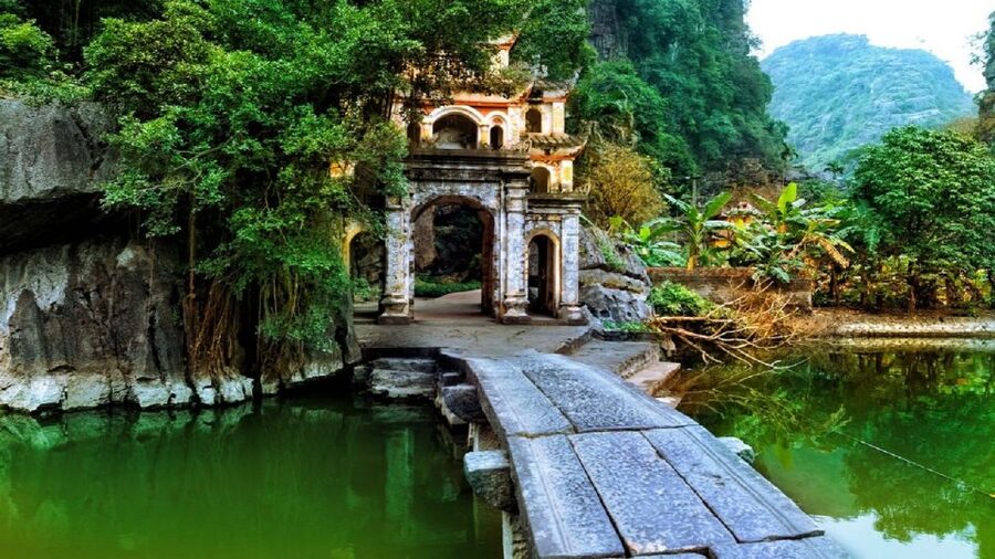 From Hanoi: Hoa Lu, Hang Mua Hike, Tam Coc Boat, and Lunch - Getting from Hanoi, and why timing matters