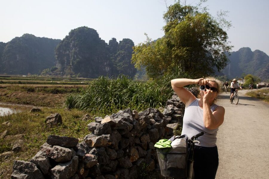 From Hanoi: Hoa Lu & Tam Coc with Buffet lunch & Cycling - Bamboo-sampan cave cruise in Tam Coc karst country