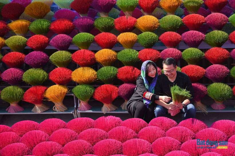 From Hanoi: Incense Village & Train Street Small Group Tour - Quang Phu Cau Incense Village: See Craft Become Color, Smoke, and Scent