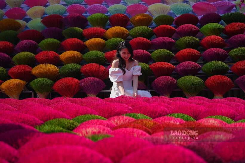 From Hanoi: Incense Village & Train Street Small Group Tour - The Guided Walking Tour: Bamboo to Incense Sticks