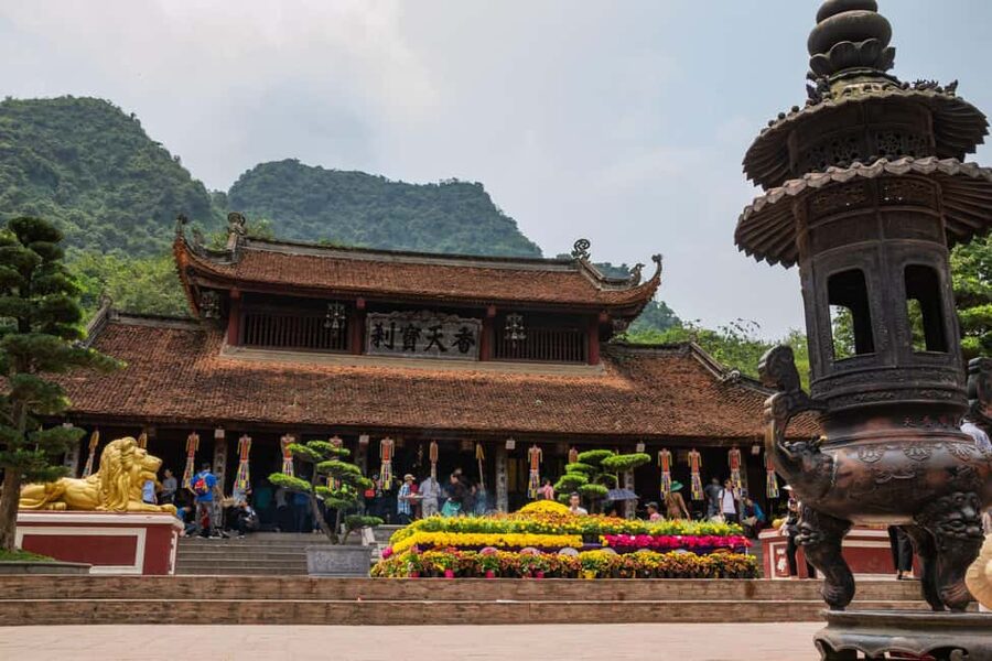 From Hanoi: Perfume Pagoda Tour and Yen Stream Boat Ride - Trek to Huong Tich cave: what 2.5 kilometers really means