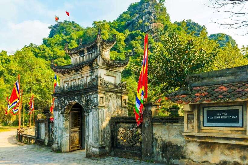 From Hanoi: Tam Coc Boat Trip and Hoa Lu & Mua Cave Tour - Hang Mua and the 500 steps: the view is the point
