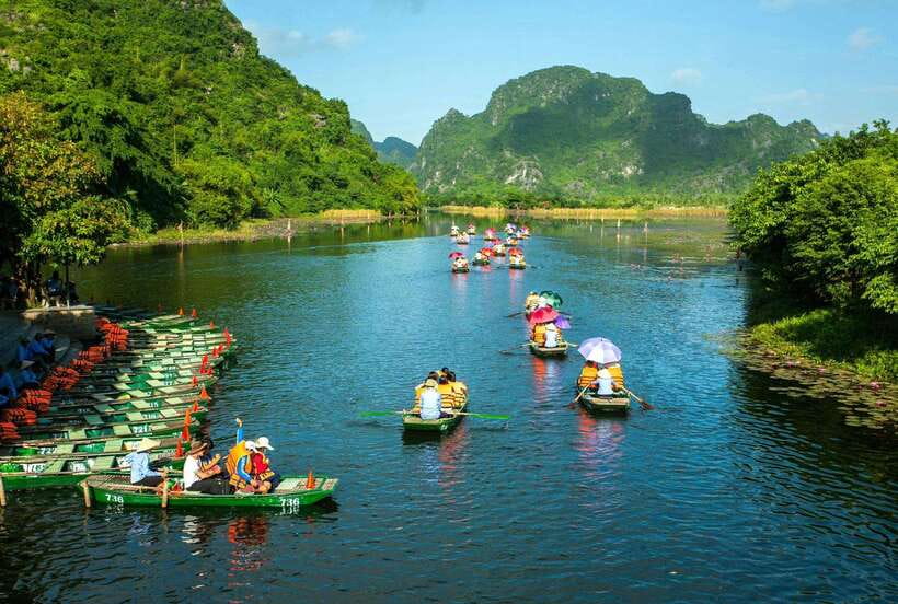 From Hanoi: Tam Coc Boat Trip and Hoa Lu & Mua Cave Tour - Tam Coc by bamboo boat: the calm that makes the day work