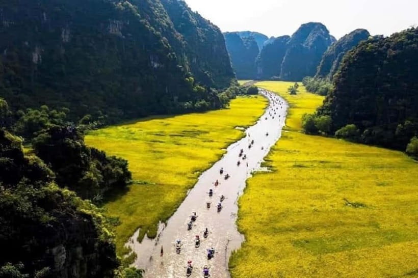 From Hanoi: Tam Coc Boat Trip and Hoa Lu & Mua Cave Tour - Lunch at a local restaurant: filling, with a vegetarian option