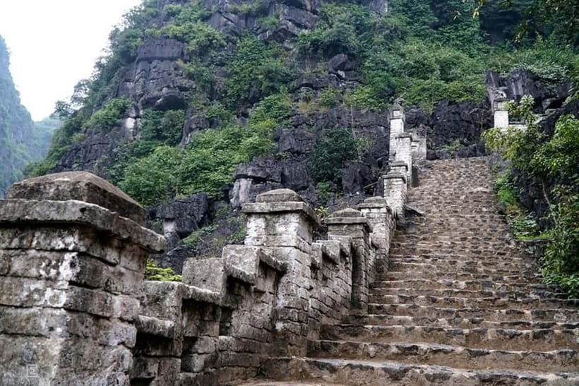 From Hanoi: Tam Coc Boat Trip and Hoa Lu & Mua Cave Tour - Guides, group size, and the small things that shape comfort