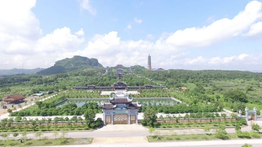 From Hanoi: Trang An & Bai Dinh Pagoda Full-Day Private Tour - Trang An UNESCO cave boat trip: turquoise water, mountains, and real cave time