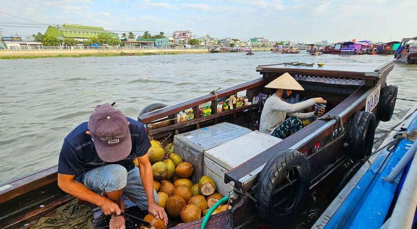 From HCM: Mekong Delta Can Tho Floating Market 2-Day Tour - Crossing into Can Tho and Finding Your Own Dinner