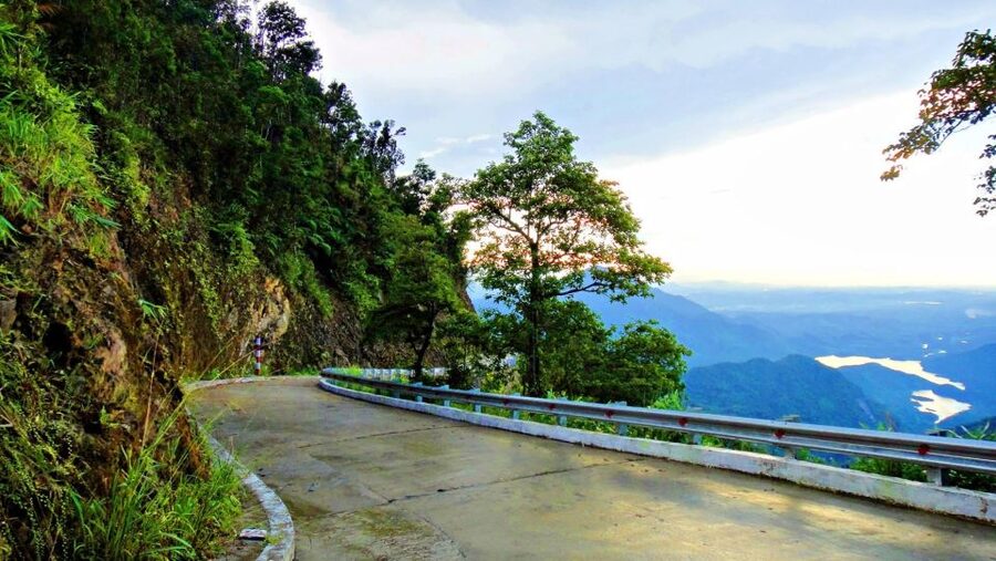 From Hue/Da Nang/Hoi An: Bach Ma National Park Trekking Tour - Hai Vong Dai Peak: your first wide-open view stop