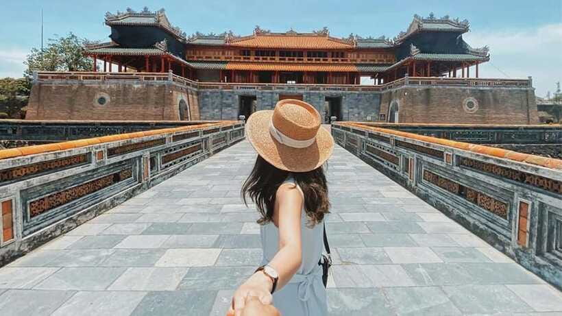 From Hue to History and Nature: DMZ & Phong Nha Cave Tour - Hien Luong Bridge, the 17th parallel and its visual mind games