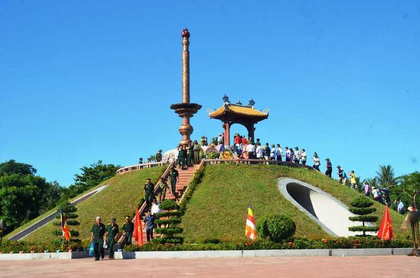 From Hue to History and Nature: DMZ & Phong Nha Cave Tour - Lunch in Phong Nha, a proper break before the cave