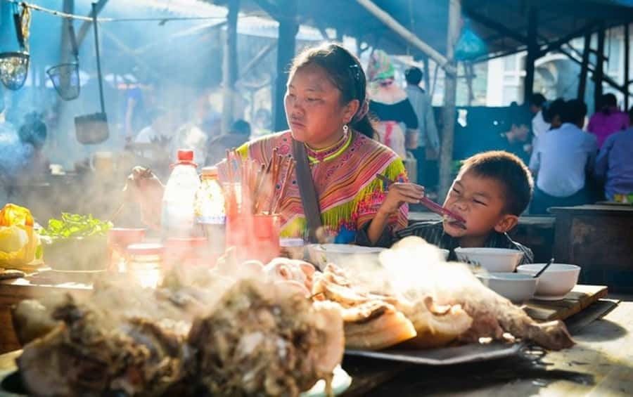 From Sa Pa: Sunday Bac Ha Market Group Tour - Bac Ha Market at the top of the trading day