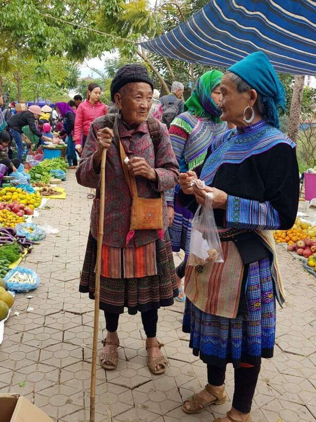 From Sapa: 1D Local Bac Ha Sunday Market Tour - Best seller - Your guide and group size, what changes on a small group