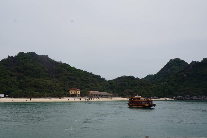 Full day boat trip with Cat Ba Captain Jack to Lan Ha Bay and Ha Long Bay - Lunch onboard: a practical break that keeps the day fun