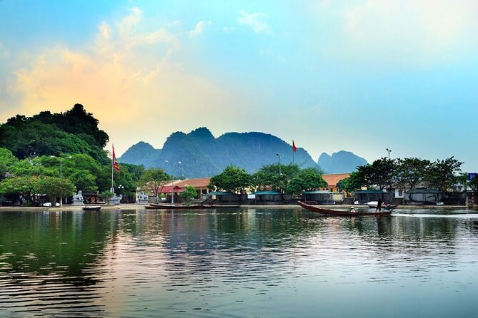 Full Day Tour to Perfume Pagoda with Traditional Boat Ride - Den Trinh and Thien Tru: Temples, Lunch, and a Prayer at the Main Complex
