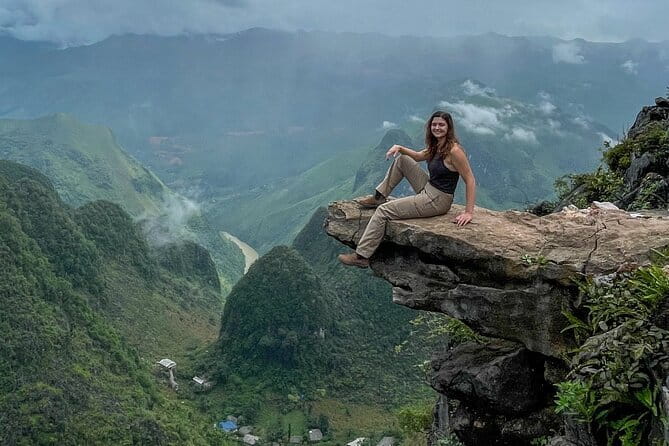 Ha Giang Loop motorbike Private 4 days Tour all inclusive - Day 2: Du Gia market (Saturday), Lung Ho viewpoint, Sa Ly terraces, and M Pass