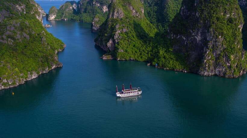 Ha Long Bay - Bai Tu Long Bay Luxury Boat Tour & Transfer - Sung Sot Cave: The 1-Hour Stalactite and Stalagmite Walk
