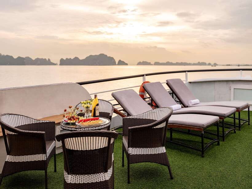 Ha Long Bay Deluxe Cruise & kayaking - 1 Day - Lunch plus the iconic islets: seeing Ha Long from both sides