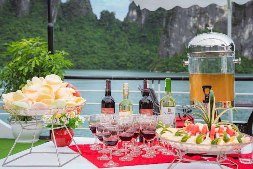 Ha Long Bay Deluxe Cruise & kayaking - 1 Day - Ti Top Island: beach time, viewpoint climb, and how to use the 1-hour window