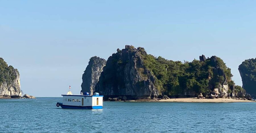 Half day Lan Ha Bay : Boat Trip , Kayaking,Snorkel - Sailing past limestone islands and the Cai Beo floating village