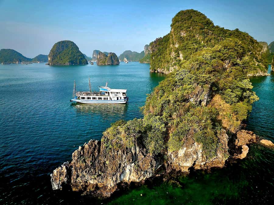 Halong Bay: Day Cruise with Caves, Kayaking & Sunset Party - Sung Sot Cave: The Bay’s Biggest Grotto and How to Handle Crowds