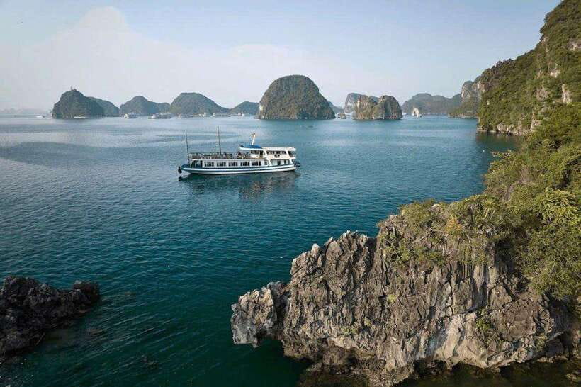 Halong Bay: Full-Day 4-Star Experience with Kayaking - A 4-star Ha Long Bay day centered on caves and kayaking