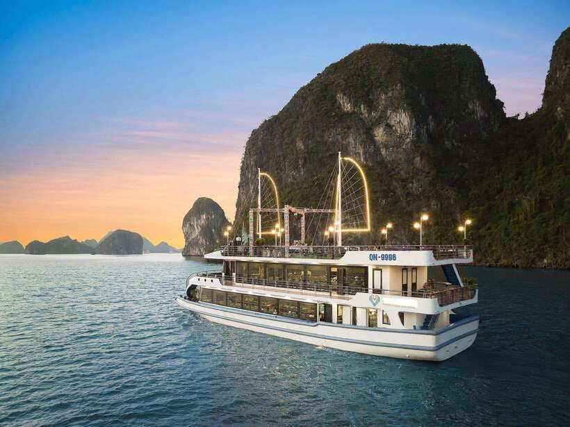 Halong Bay Luxury Cruise: Kayak&Swim,Cave, Party BEST SELLER - Buffet lunch and sunset party with real extras
