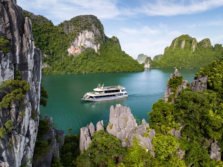 Halong Bay Luxury Cruise with Kayaking & Lunch Buffet - Sung Sot Cave: The Headline Grotto Stop
